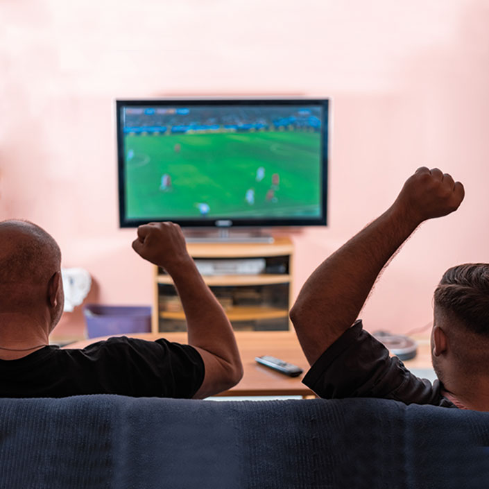 Männer schauen Fußball
